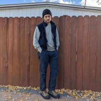 С чем носить темно-сине-белую шапку мужчине