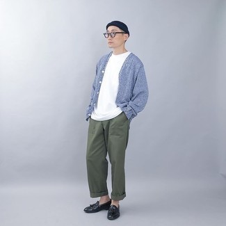 С чем носить темно-сине-белую шапку мужчине