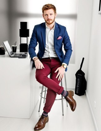 Какие брюки чинос носить с темно-сине-белым пиджаком