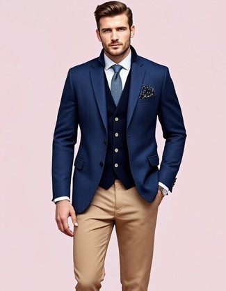 Какие брюки чинос носить с темно-сине-белым пиджаком