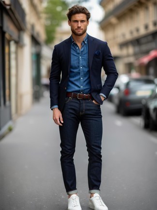 Какие джинсы носить с темно-сине-белым пиджаком мужчине