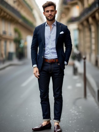 Какие джинсы носить с темно-сине-белым пиджаком мужчине