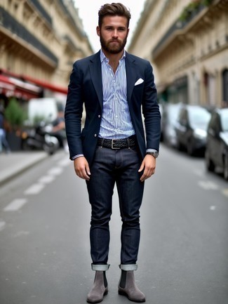 Какие джинсы носить с темно-сине-белым пиджаком мужчине
