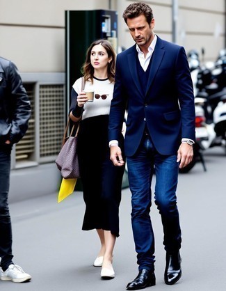 Какие джинсы носить с темно-сине-белым пиджаком мужчине