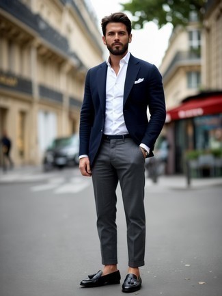 Какие лоферы носить с темно-сине-белым пиджаком мужчине