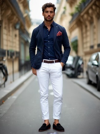 Какие лоферы носить с темно-сине-белым пиджаком мужчине