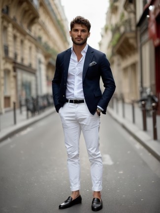 Какие лоферы носить с темно-сине-белым пиджаком мужчине