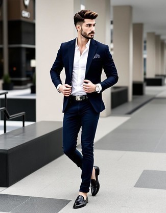Какие лоферы носить с темно-сине-белым пиджаком мужчине