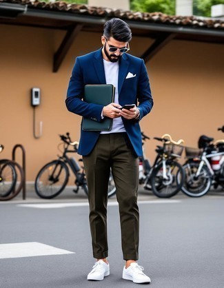 Какие низкие кеды носить с темно-сине-белым пиджаком мужчине