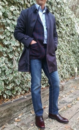 Какие дождевики носить с темно-сине-белым пиджаком мужчине