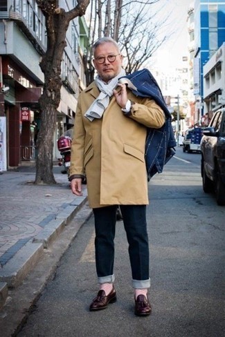 Какие дождевики носить с темно-сине-белым пиджаком мужчине