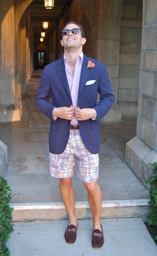 Какие шорты носить с темно-сине-белым пиджаком мужчине