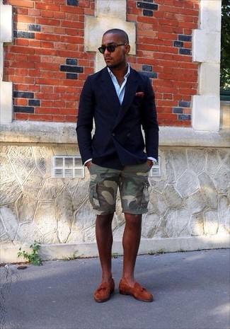 Какие шорты носить с темно-сине-белым пиджаком мужчине