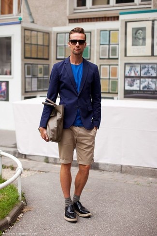 Какие шорты носить с темно-сине-белым пиджаком мужчине