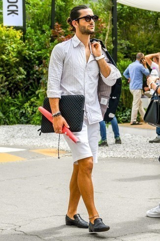 Какие шорты носить с темно-сине-белым пиджаком мужчине