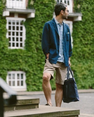 Какие шорты носить с темно-сине-белым пиджаком мужчине