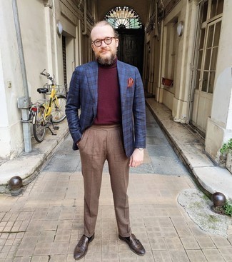 Какие водолазки носить с темно-сине-белым пиджаком мужчине