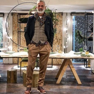 Какие жилеты носить с темно-сине-белым пиджаком