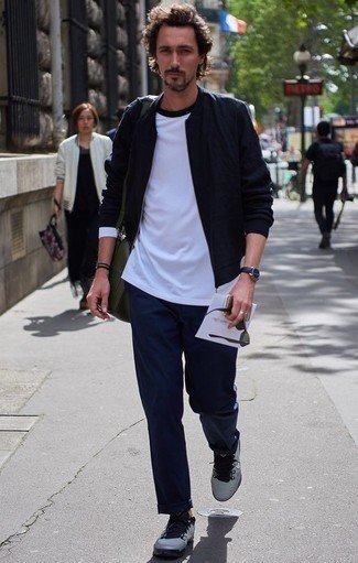 Какие кроссовки носить с темно-сине-белым бомбером мужчине