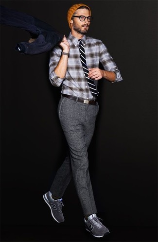 Какие кроссовки носить с темно-сине-белым бомбером мужчине