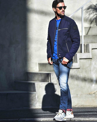 Какие кроссовки носить с темно-сине-белым бомбером мужчине