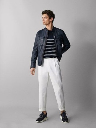 Какие кроссовки носить с темно-сине-белым бомбером мужчине