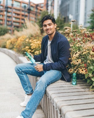 Какие джинсы носить с темно-сине-белым бомбером мужчине