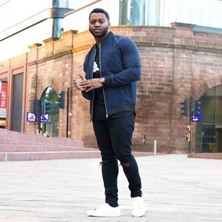 Какие джинсы носить с темно-сине-белым бомбером мужчине