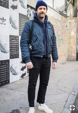 Какие джинсы носить с темно-сине-белым бомбером мужчине