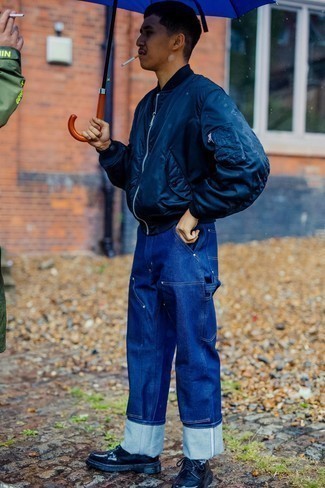 Какие джинсы носить с темно-сине-белым бомбером мужчине