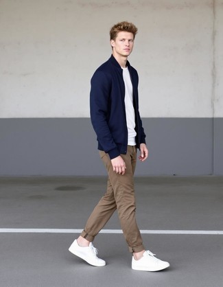 Какие низкие кеды носить с темно-сине-белым бомбером мужчине