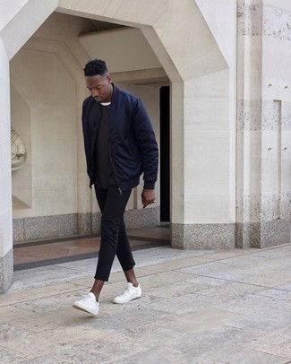 Какие низкие кеды носить с темно-сине-белым бомбером мужчине