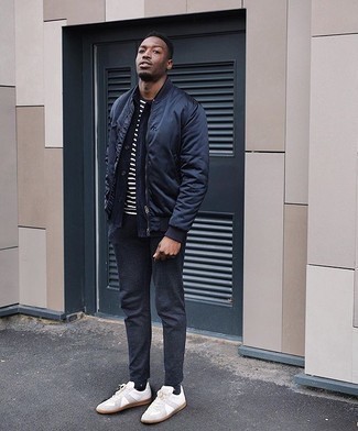 Какие низкие кеды носить с темно-сине-белым бомбером мужчине