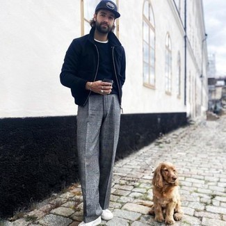 Какие низкие кеды носить с темно-сине-белым бомбером мужчине