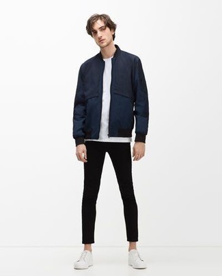 Какие низкие кеды носить с темно-сине-белым бомбером мужчине