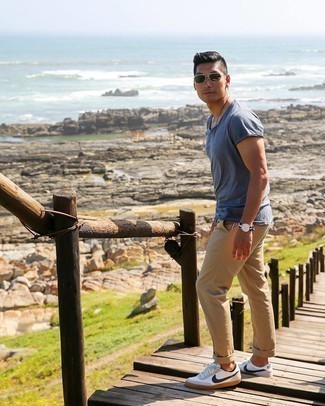 С чем носить темно-сине-белые часы из плотной ткани мужчине