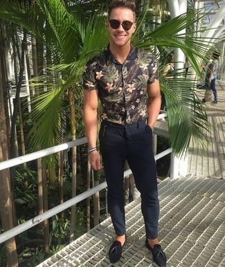 С чем носить темно-сине-белые часы из плотной ткани мужчине