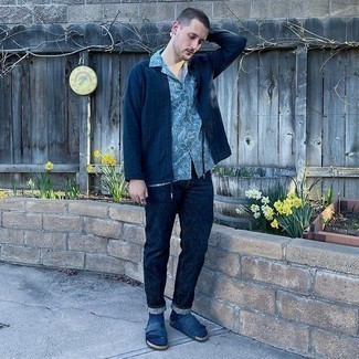 Какие джинсы носить с темно-сине-белым кардиганом мужчине