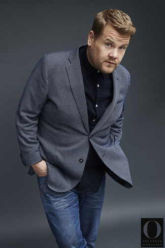 С чем носить темно-сине-белый пиджак в клетку мужчине