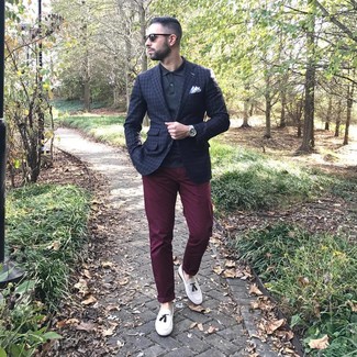 С чем носить темно-сине-белый пиджак в клетку мужчине