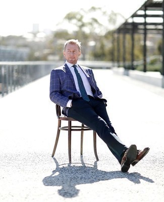 С чем носить темно-сине-белый пиджак в клетку мужчине