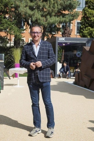 С чем носить темно-сине-белый пиджак в клетку мужчине