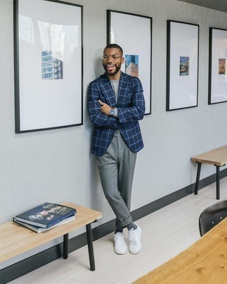 С чем носить темно-сине-белый пиджак в клетку мужчине