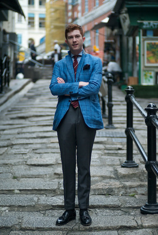 С чем носить темно-сине-белый пиджак в клетку мужчине