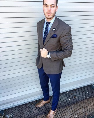 С чем носить темно-сине-белый галстук в клетку мужчине