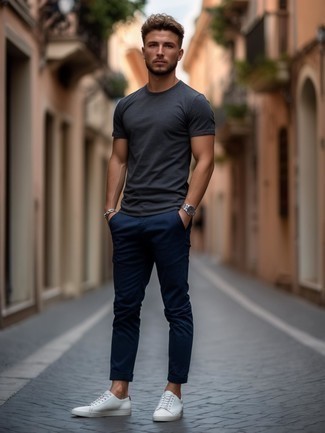 С чем носить темно-сине-белые брюки чинос