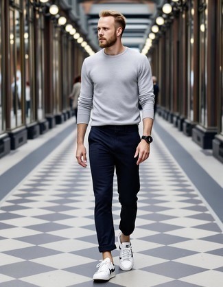 С чем носить темно-сине-белые брюки чинос