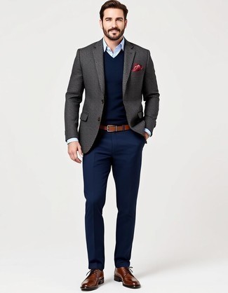 С чем носить темно-сине-белые брюки чинос