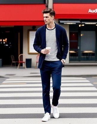 С чем носить темно-сине-белые брюки чинос