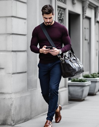 С чем носить темно-сине-белые брюки чинос